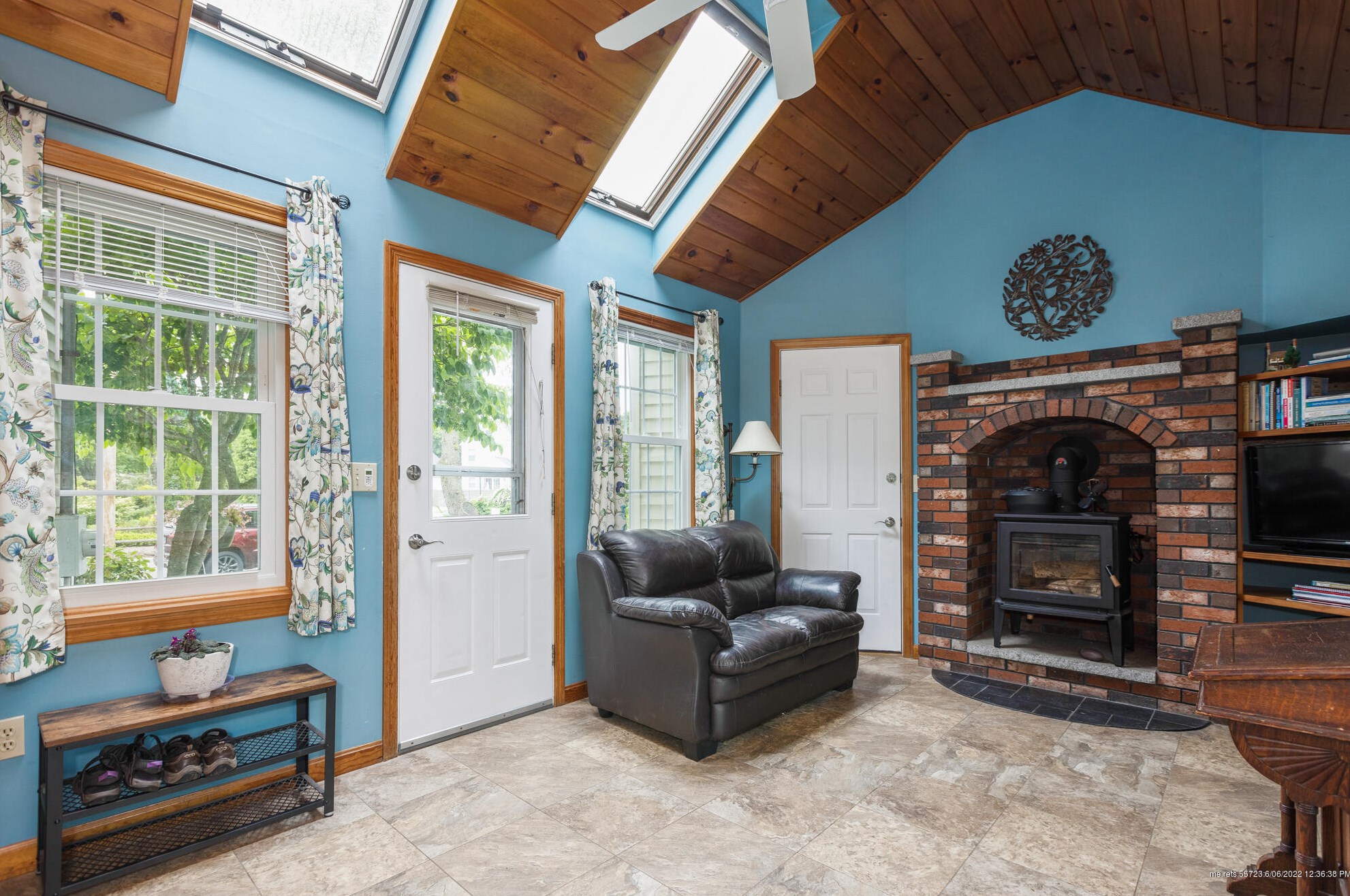 18 Bay View Dr, Portland ME 04103-4519 exterior