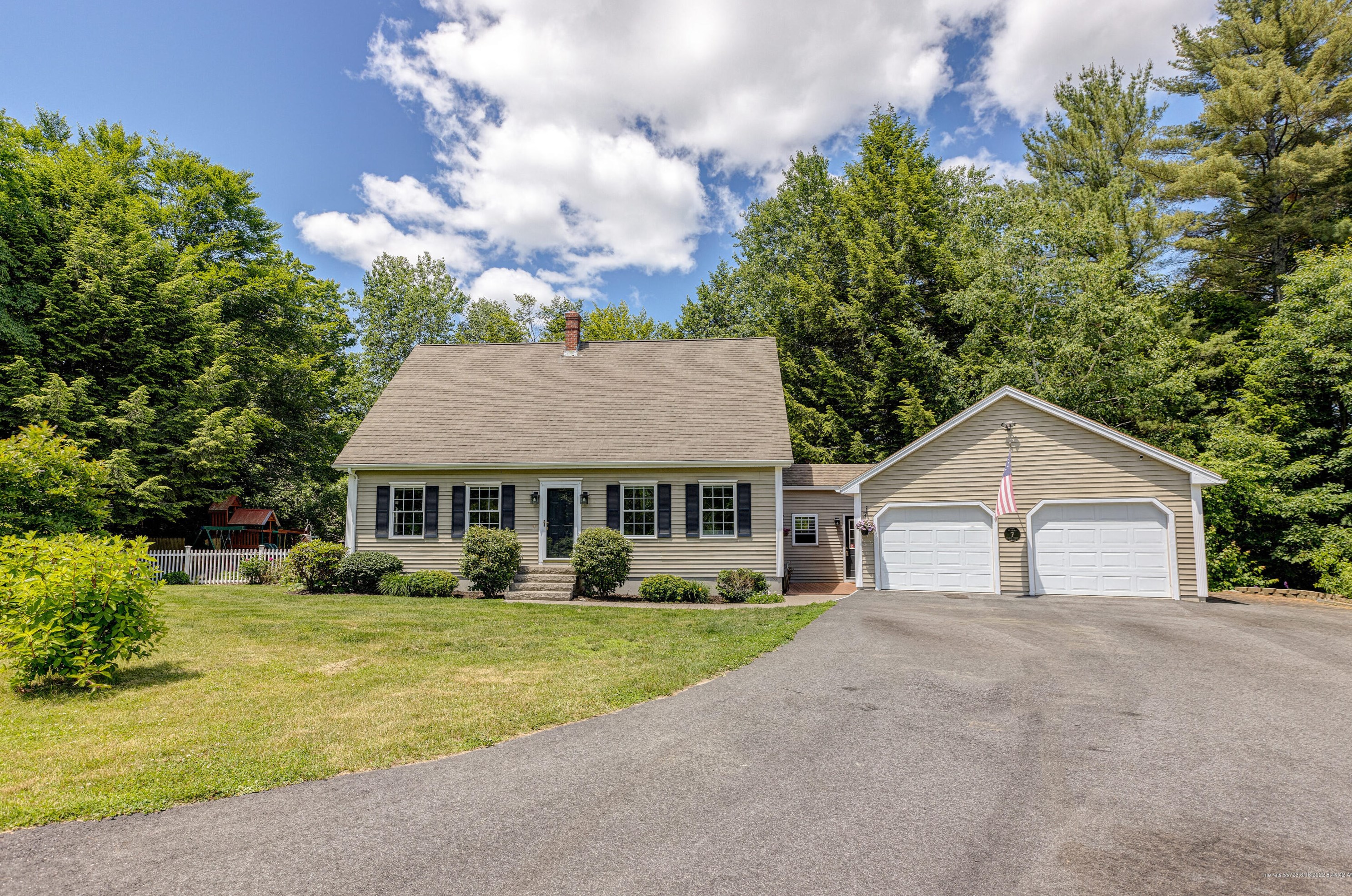 7 Farm View Dr, Windham, ME 04062