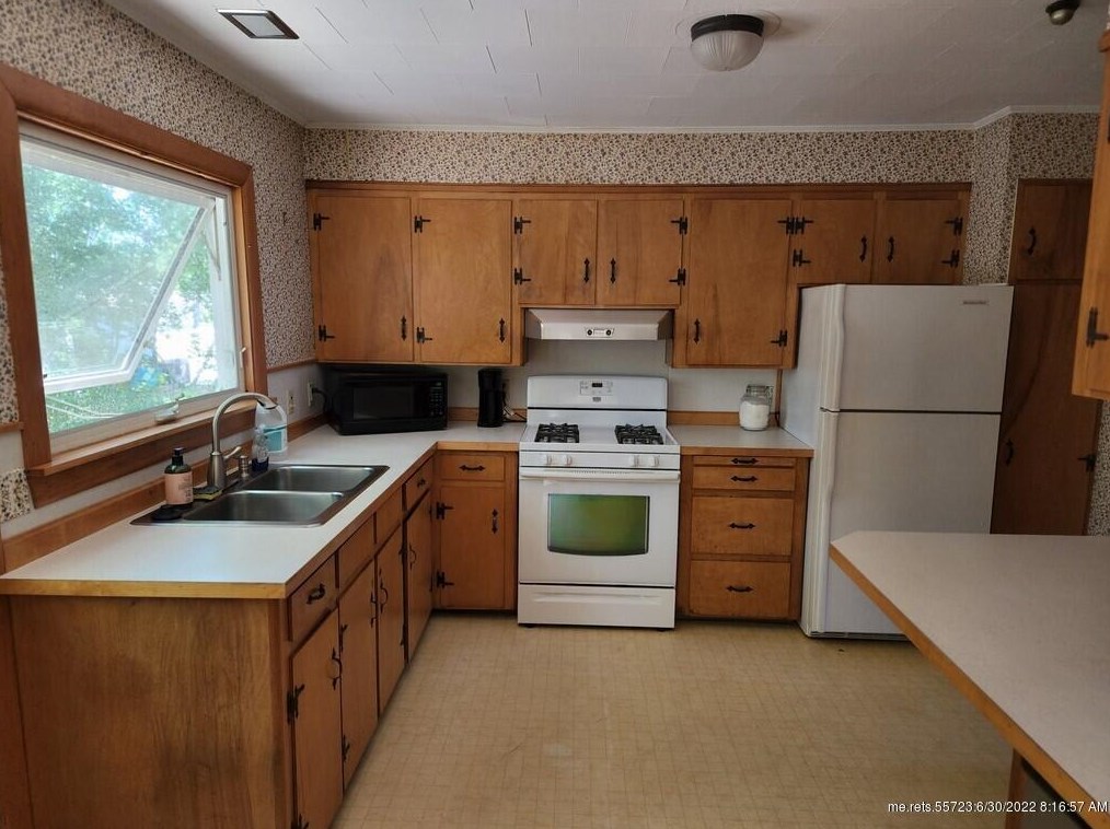 54 Vermont St, Millinocket, ME 04462