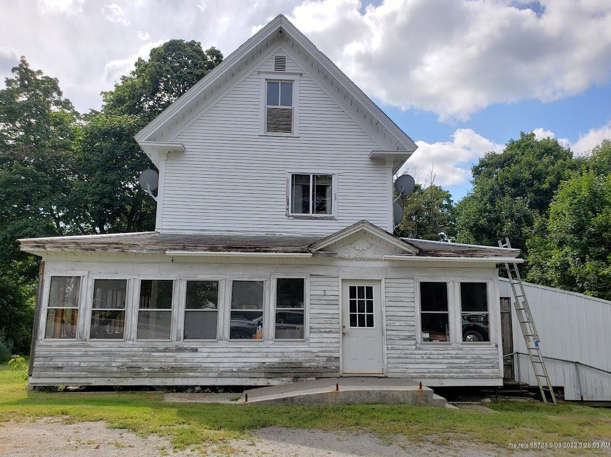 9 High St, Milo, ME 04463
