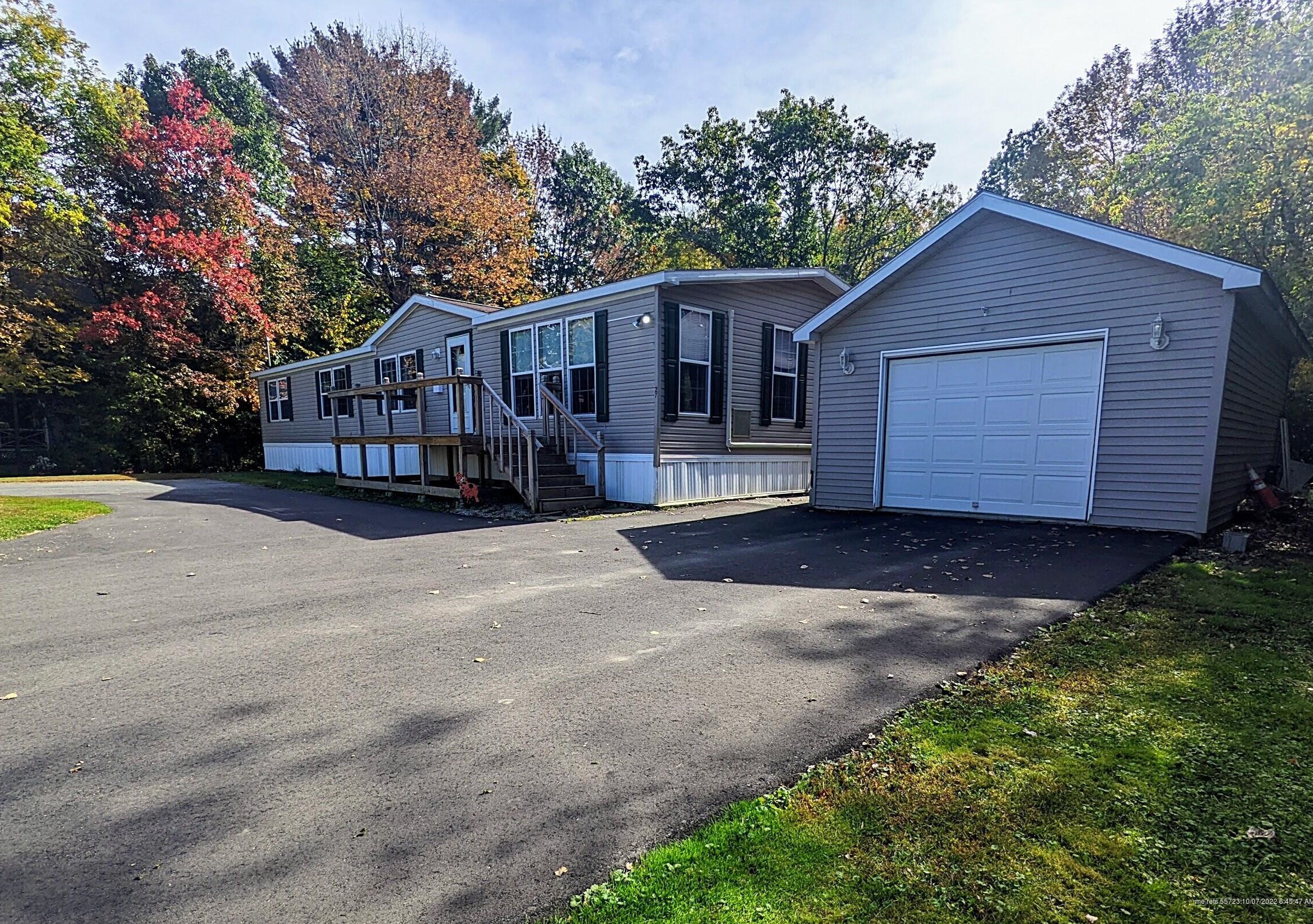 27 Park Ave, Newport, ME 04953-3215