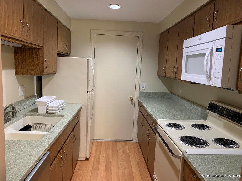 8 Academy Pl, Saco, ME 04072 exterior