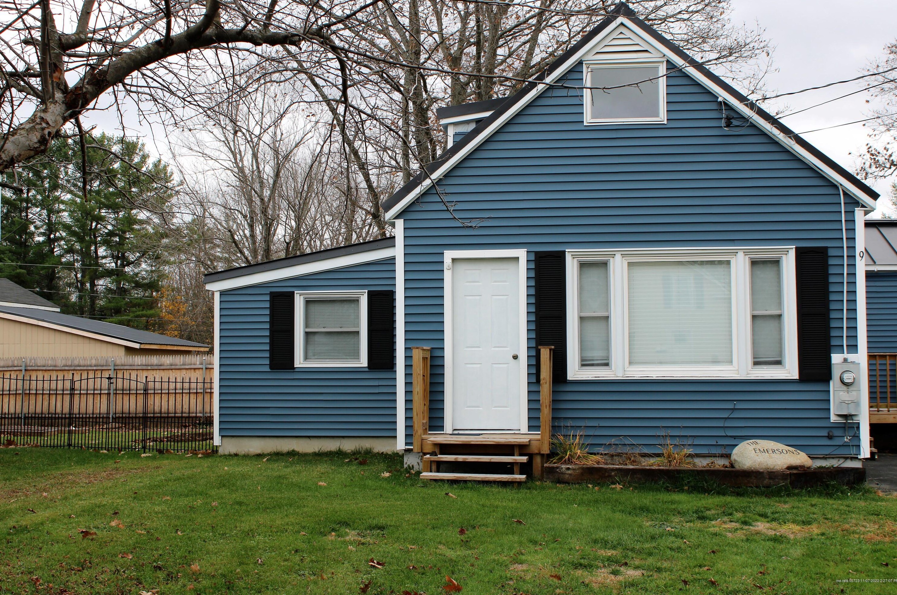 9 Summer St, Madison, ME 04950-1422