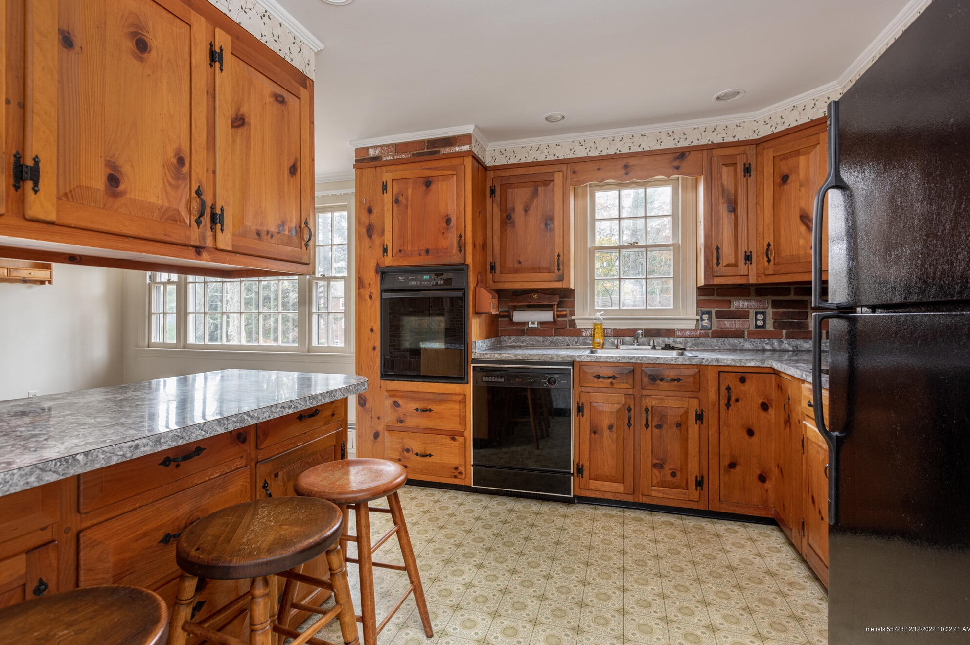 16 Dearborn Dr, Portland, ME 04107-2302
