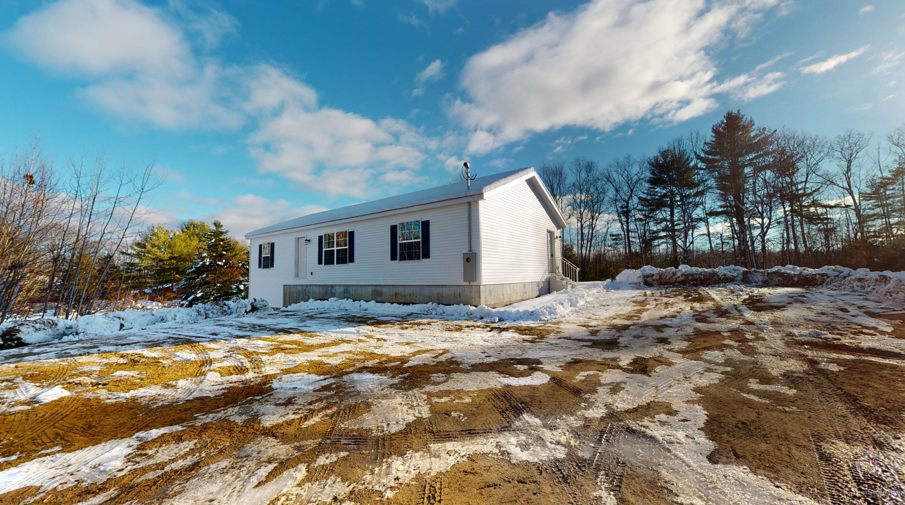81 Middle Rd, Wales, ME 04280