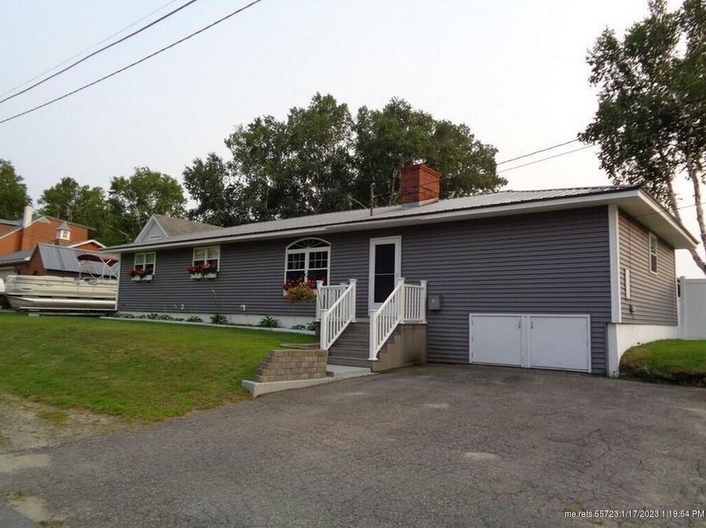 34 Connecticut Ave, Millinocket, ME 04462