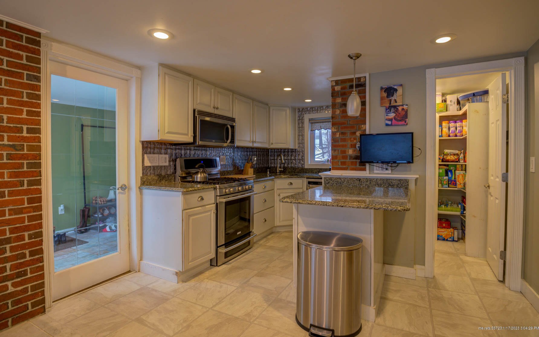 10 Meadow Rd, Frye Island, ME 04071
