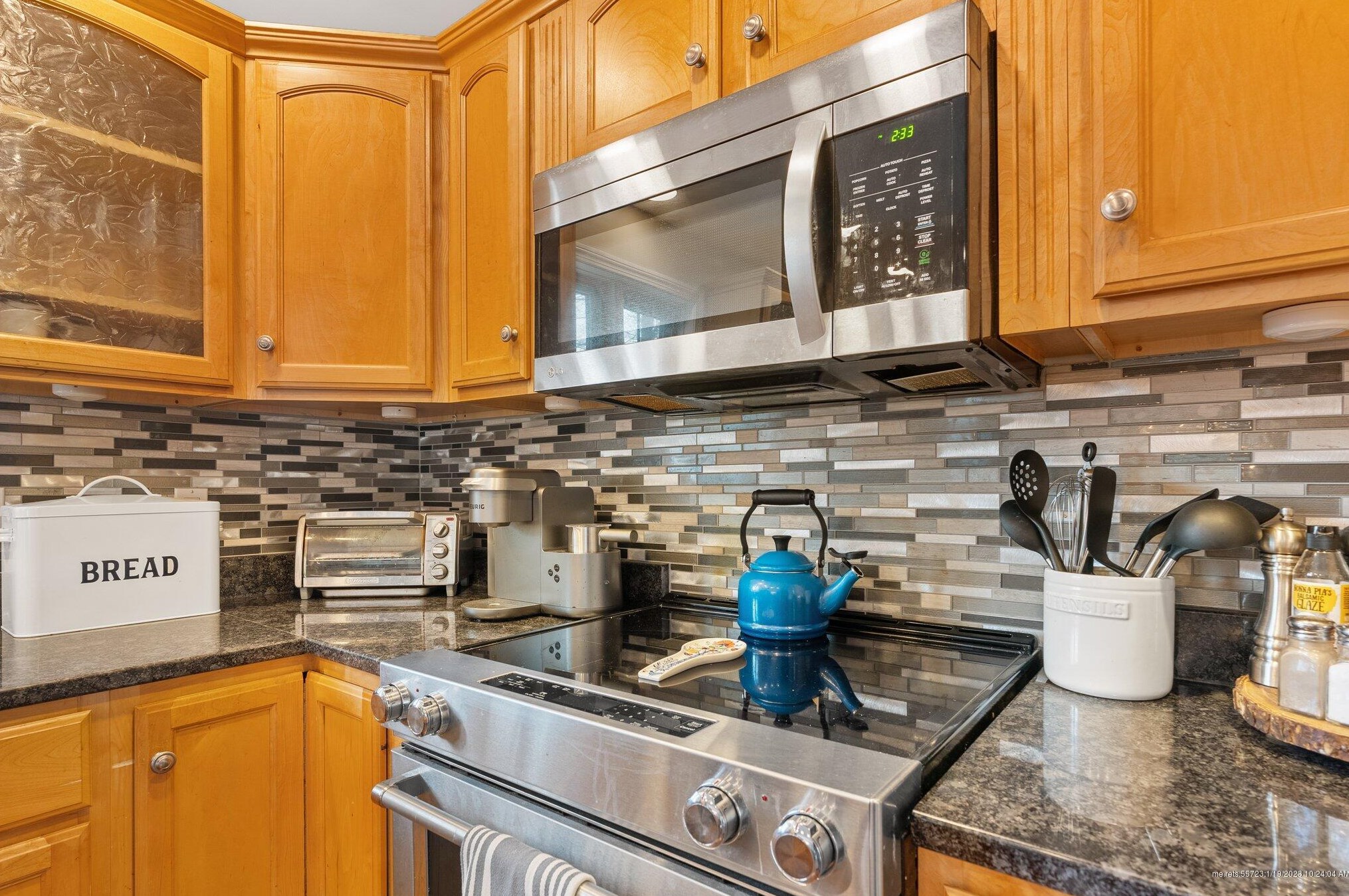 6 Blueberry Dr, Portland ME  04106-6892 exterior