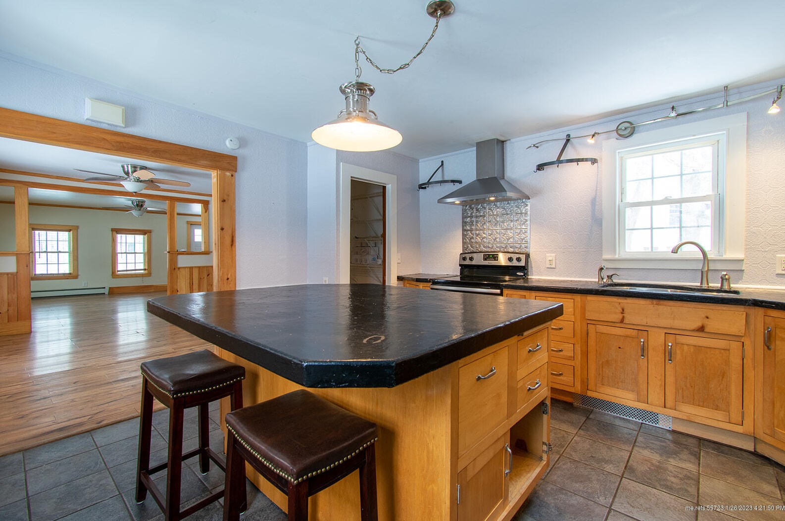 62 High St, Thomaston, ME 04861