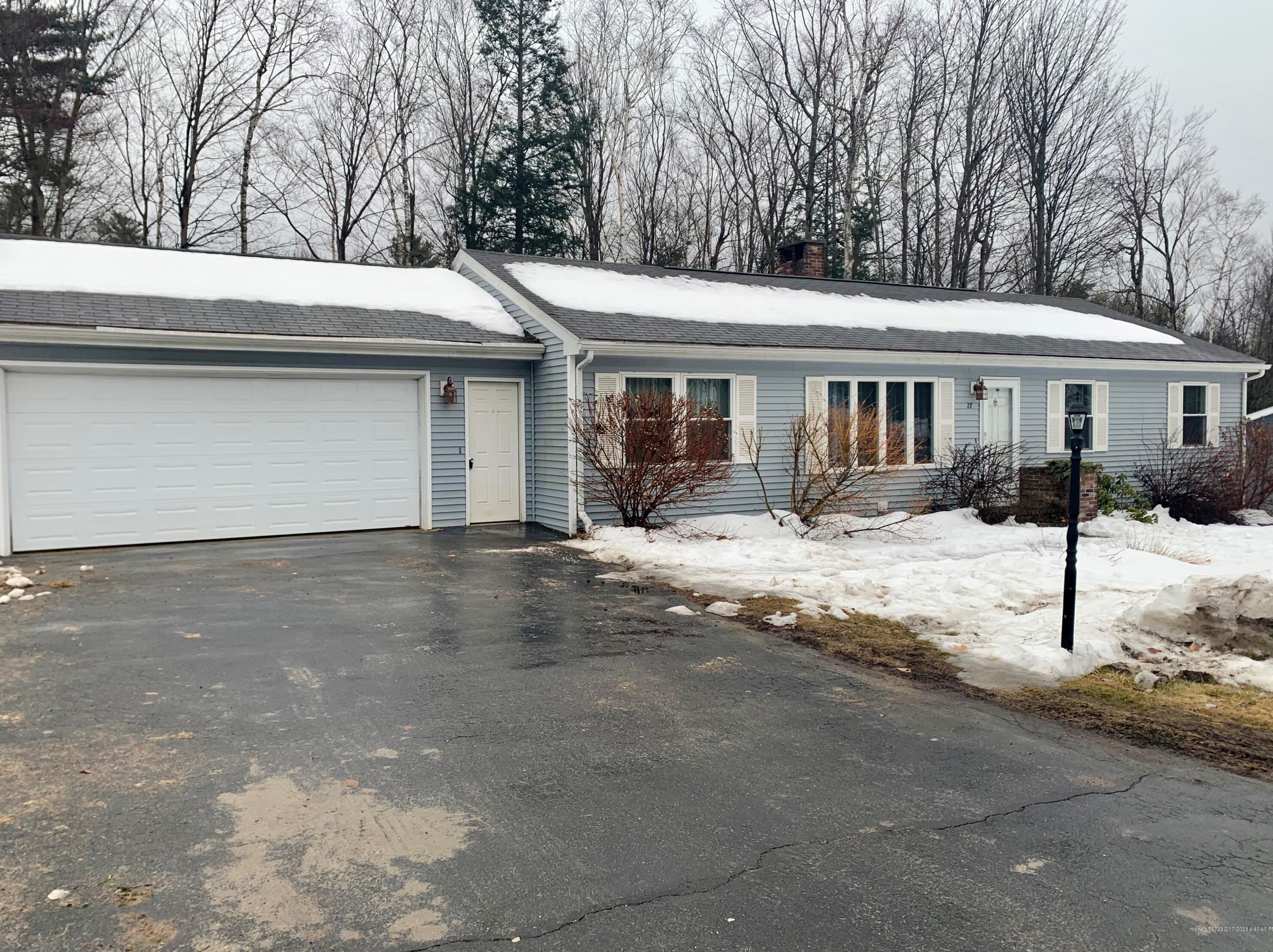 27 Woodside Dr, Lewiston, ME 04240