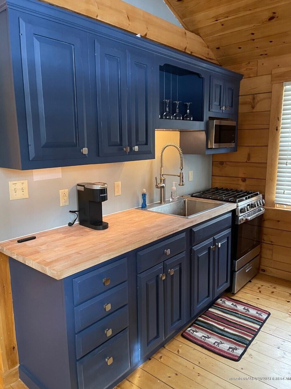 884 Beach Rd, Lincolnville, ME 04849 exterior