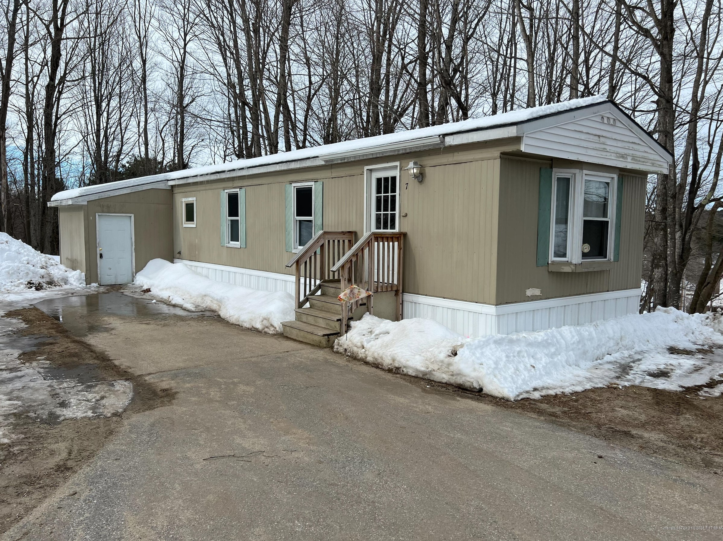 7 Davis Ln, Wales, ME 04280