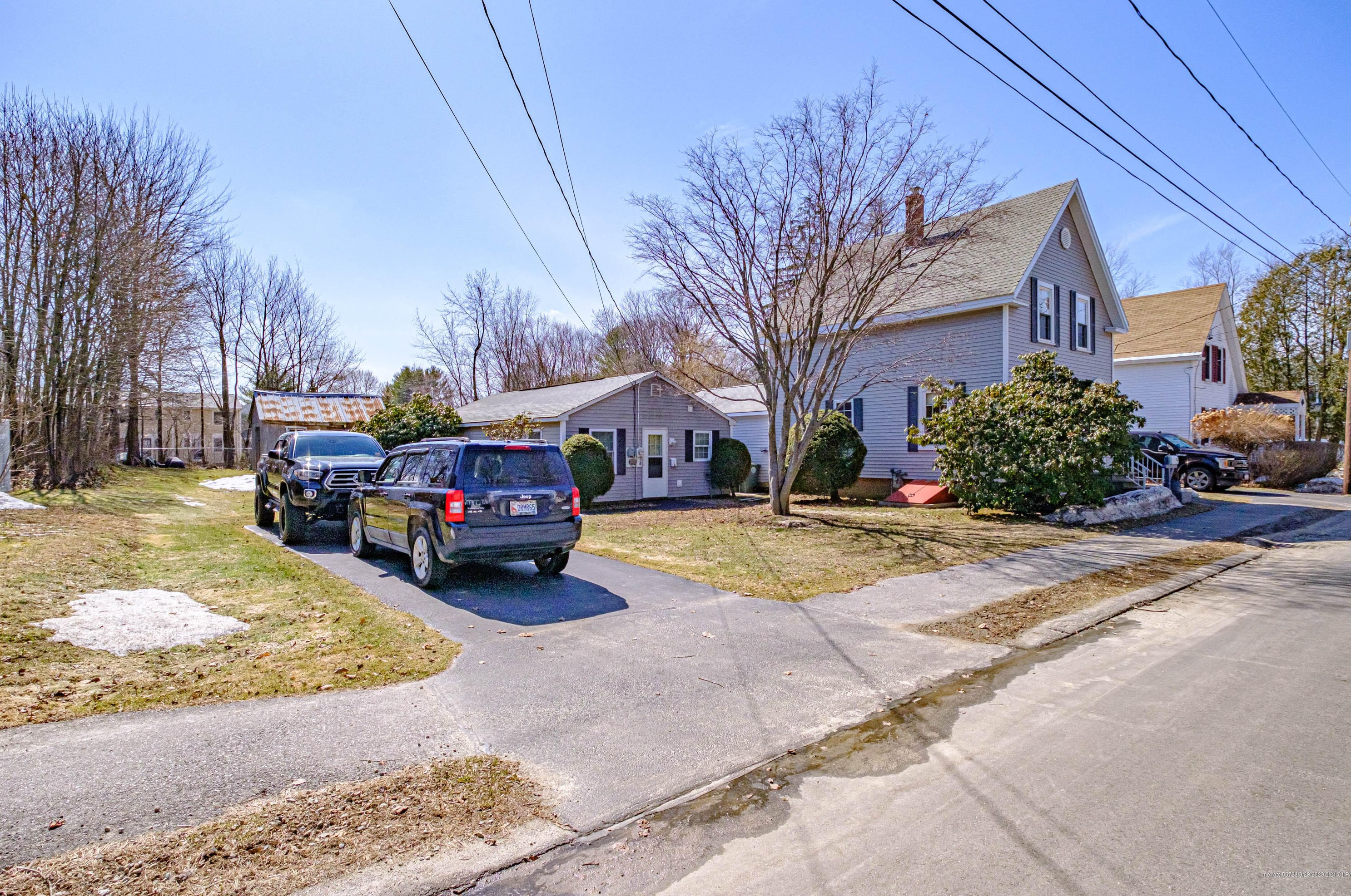 82 Pennell St, Westbrook ME 04092-3352 exterior