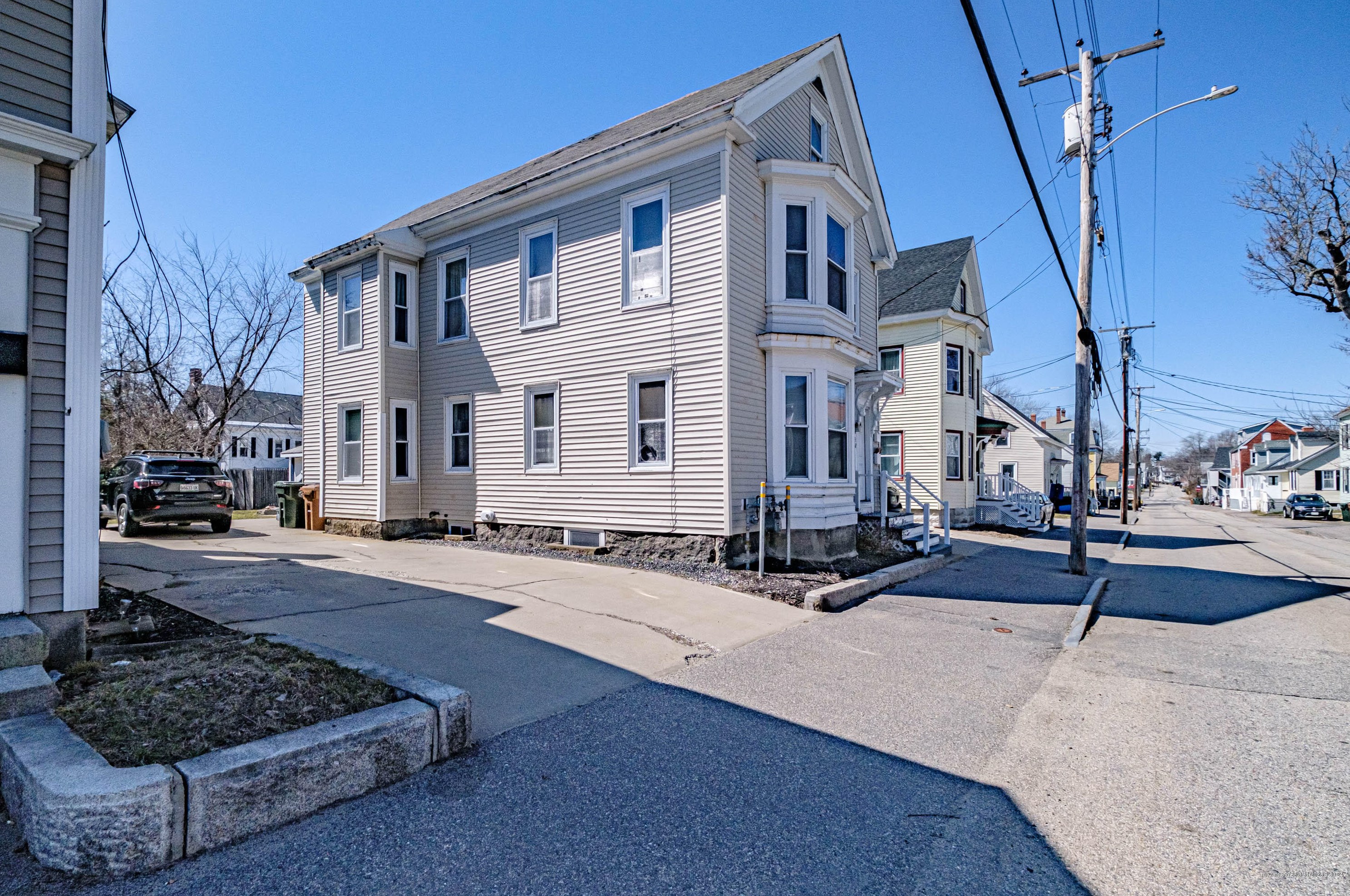 38 Pleasant St, Saco, ME 04072-2739