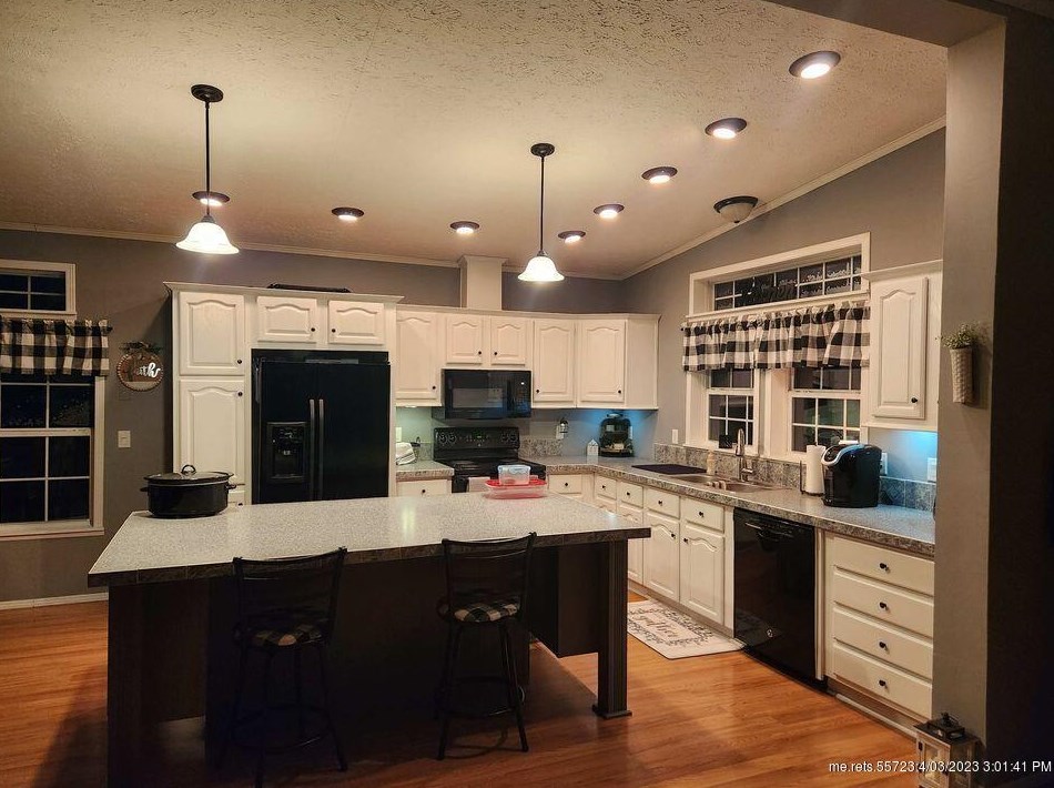 601 Avenue Rd, Corinth, ME 04427