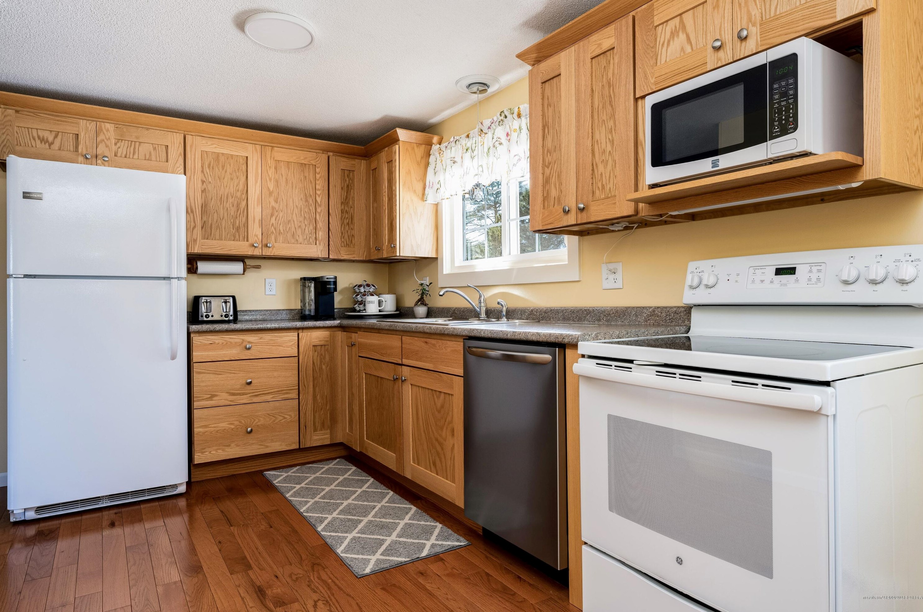 46 Hutchinson Dr, Augusta, ME 04330