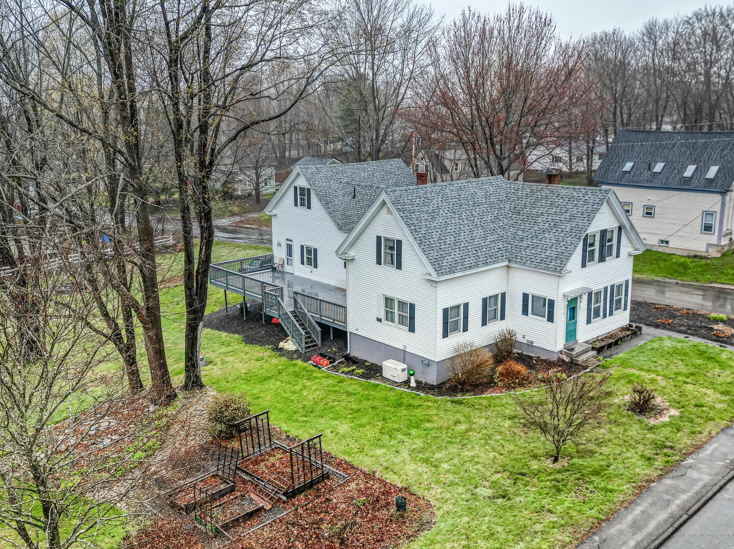 97 Central St, Pittston, ME 04345-2406