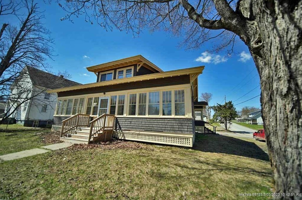 19 Sugarloaf St, Houlton, ME 04730