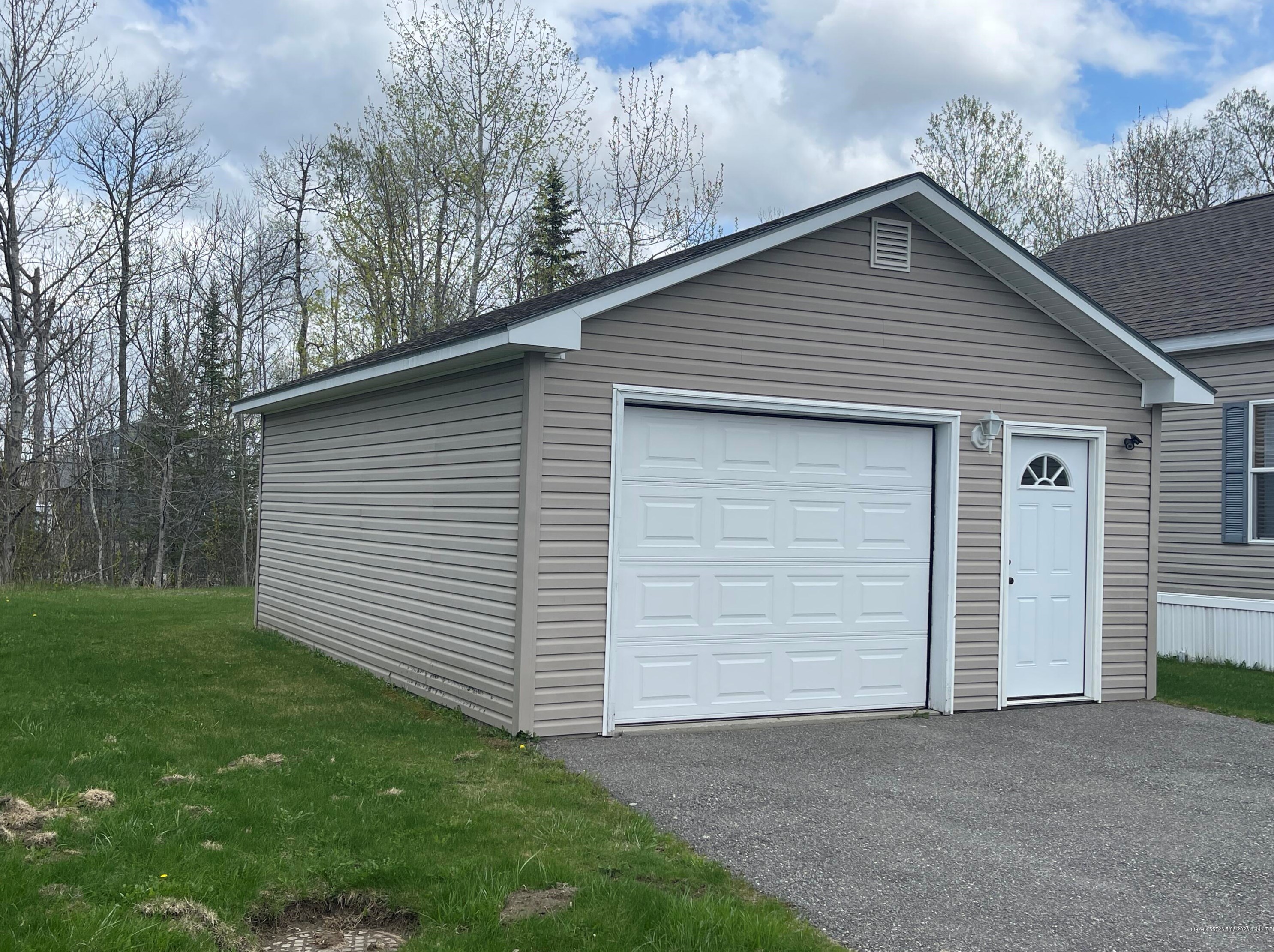 27 G St, Bangor, ME 04401