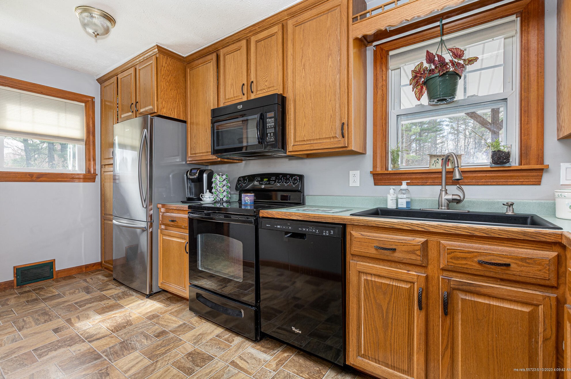 141 Grove St, Lewiston, ME 04240