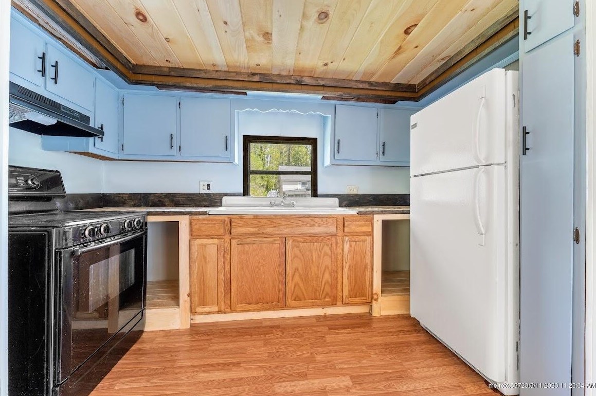 10 Bowman St, Farmingdale, ME 04344