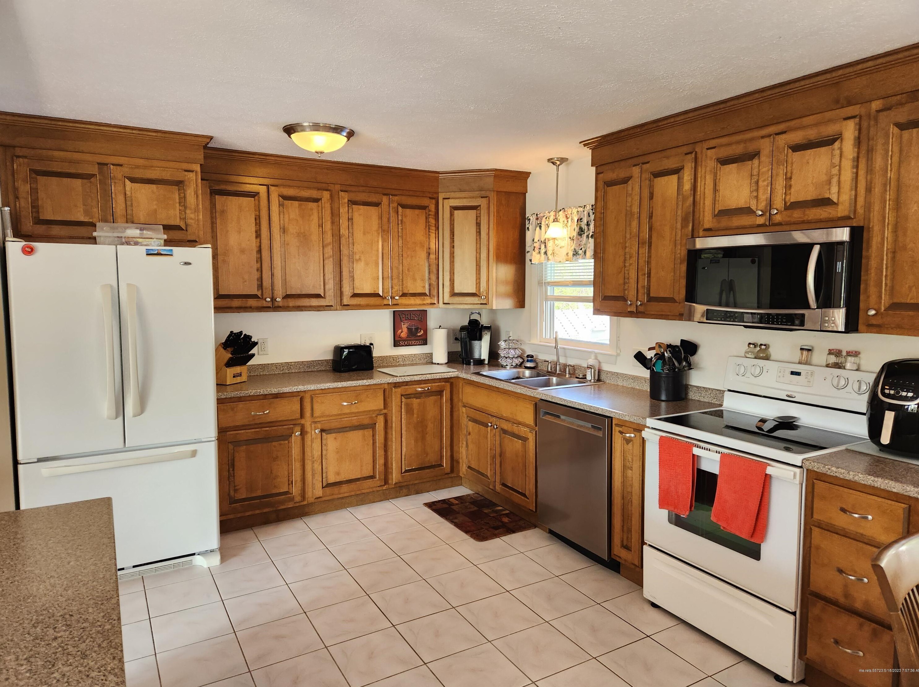 21 Martin Dr, Lewiston, ME 04240