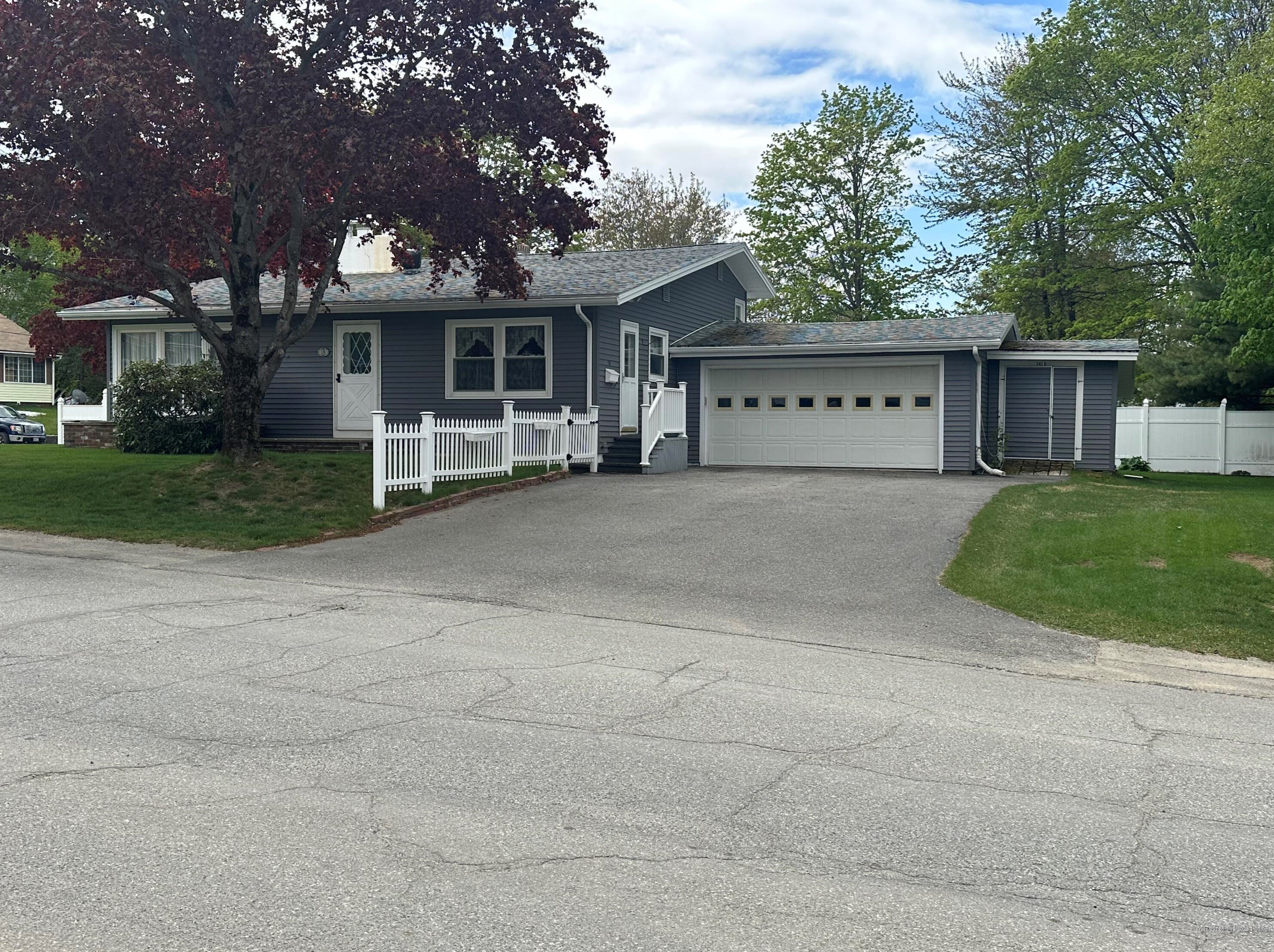 18 Rhode Island Ave, Millinocket, ME 04462