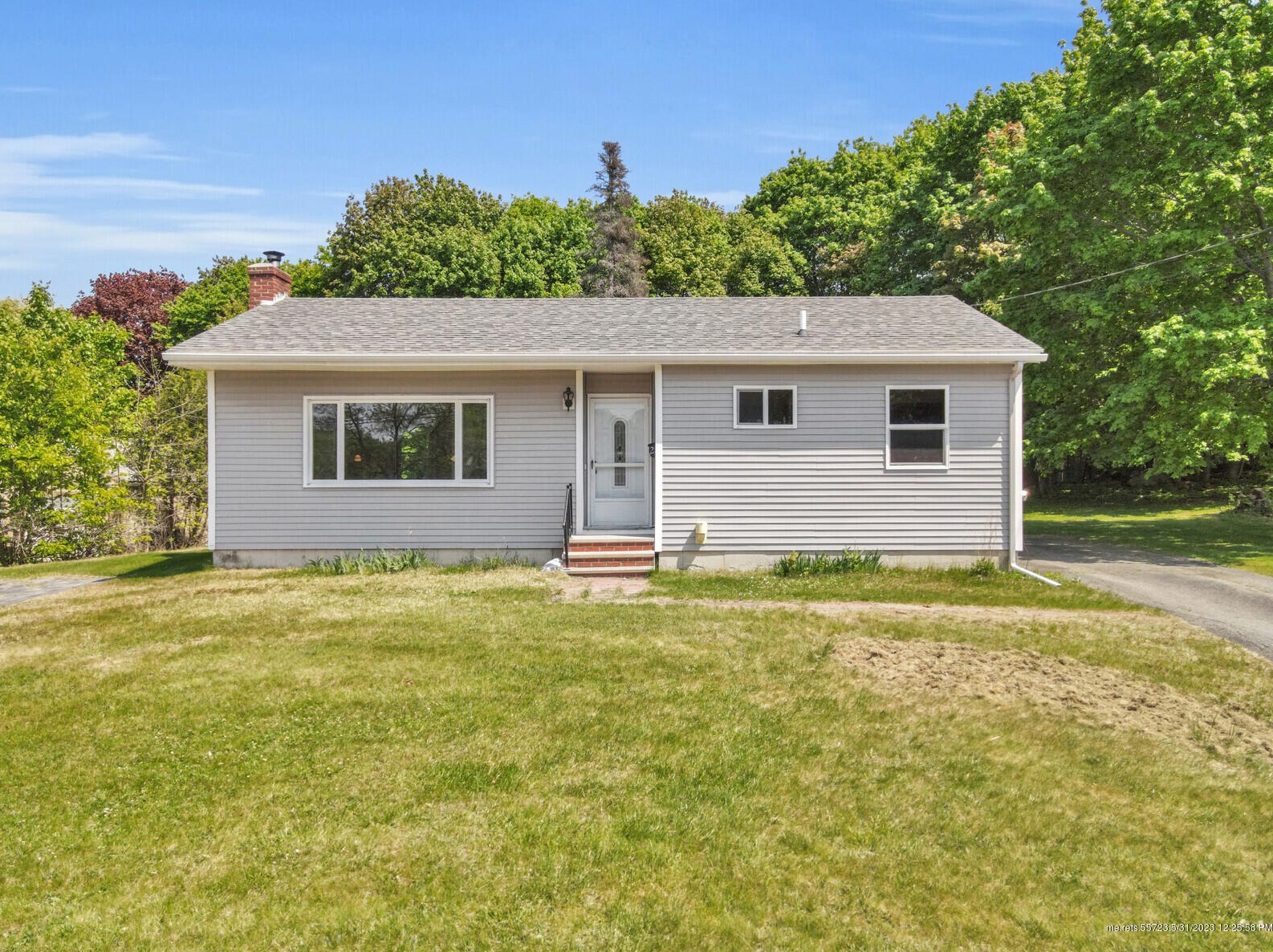 21 Hillcrest St, Pittston, ME 04345-1815