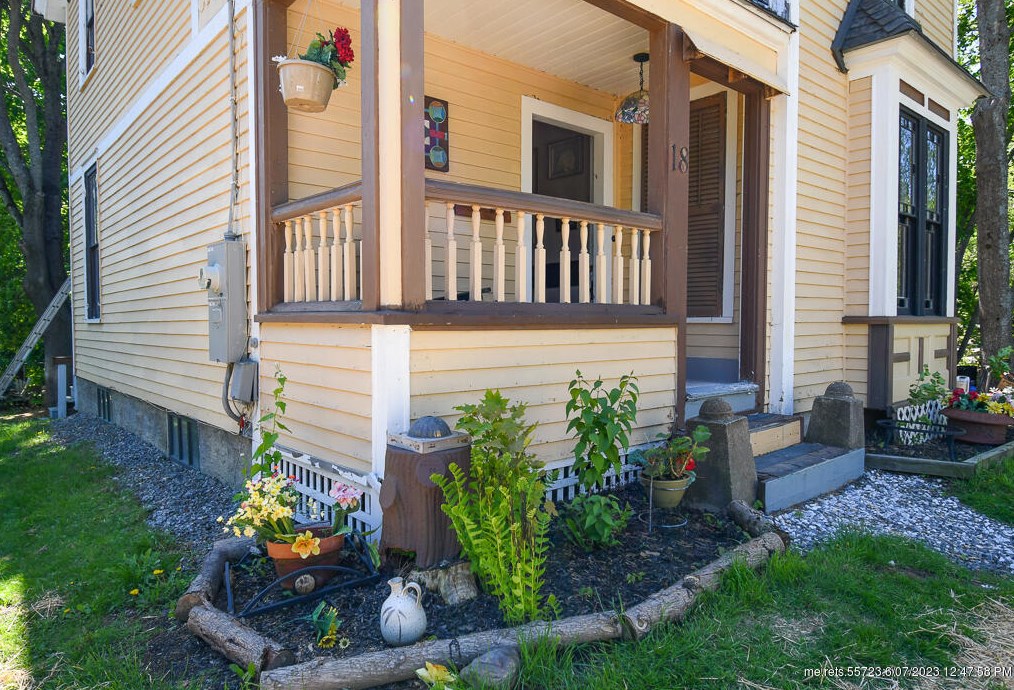 18 Fountain St, Pittston, ME 04345-1915