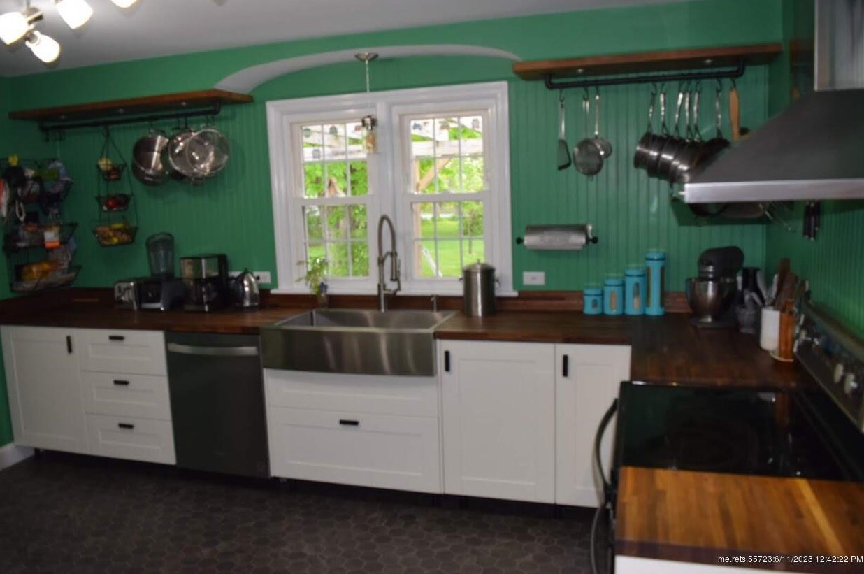 832 Main St, Sebec ME  04426-1335 exterior