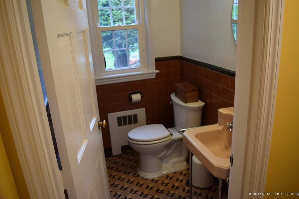 832 Main St, Sebec ME  04426-1335 exterior