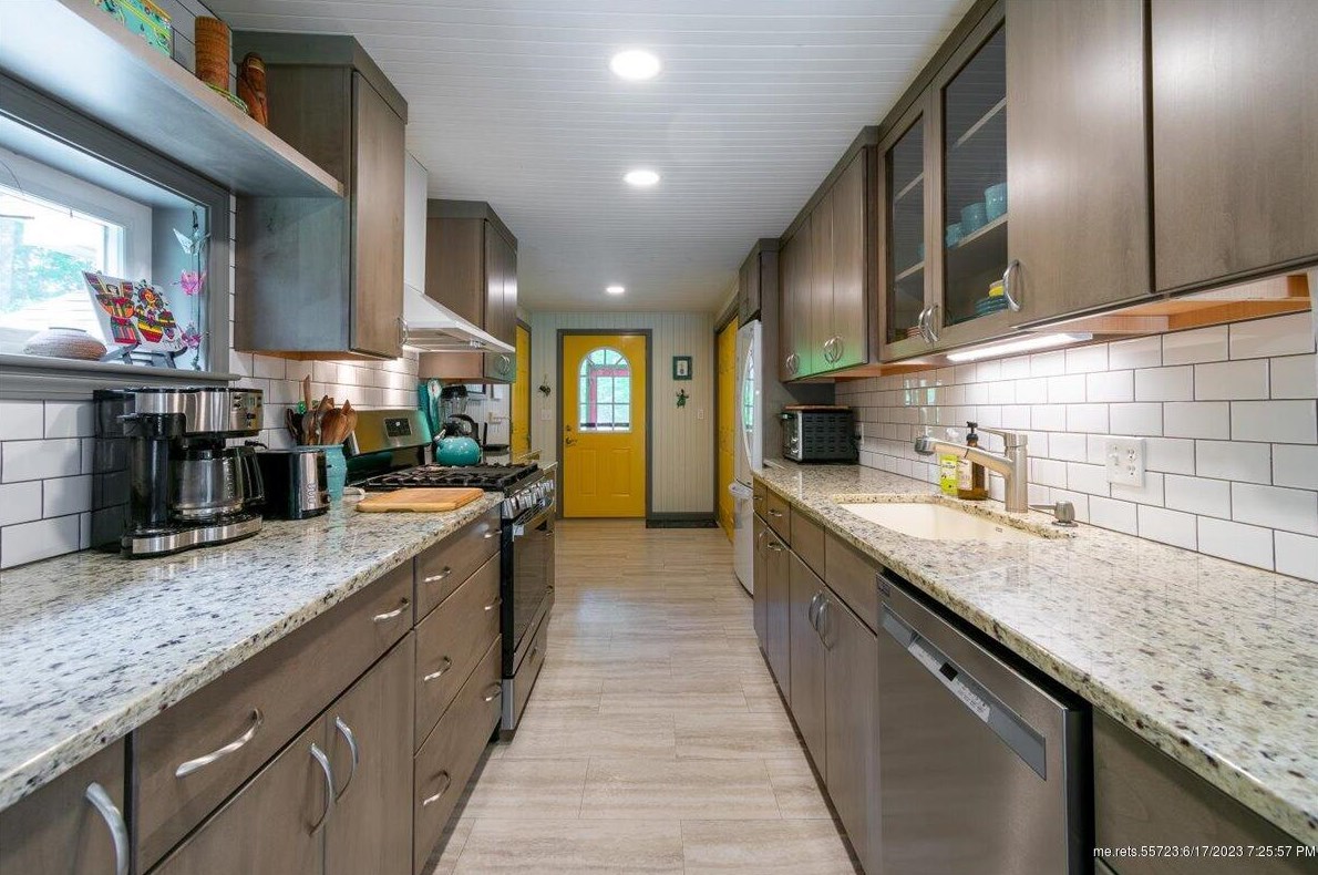 1011 Biscay Rd, Bremen ME 04551-3124 exterior