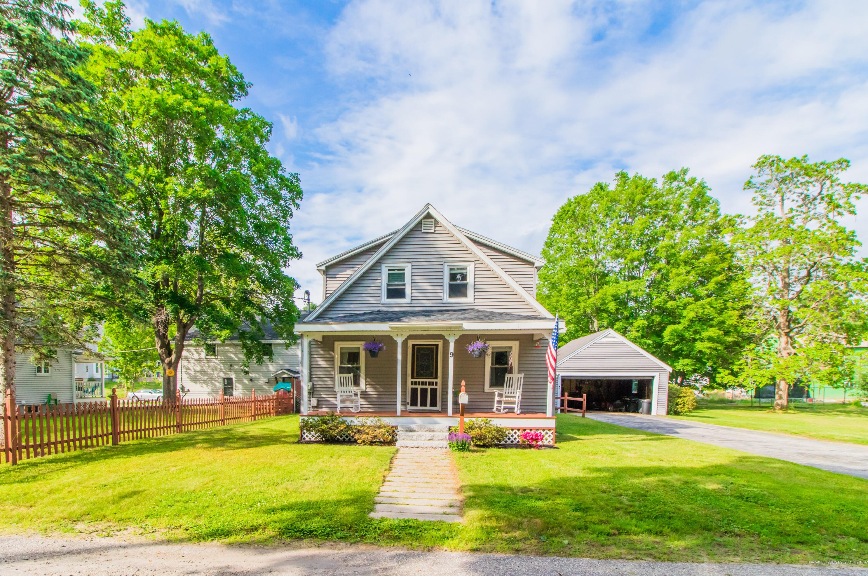 9 Autumn Ave, Mechanic Falls, ME 04256