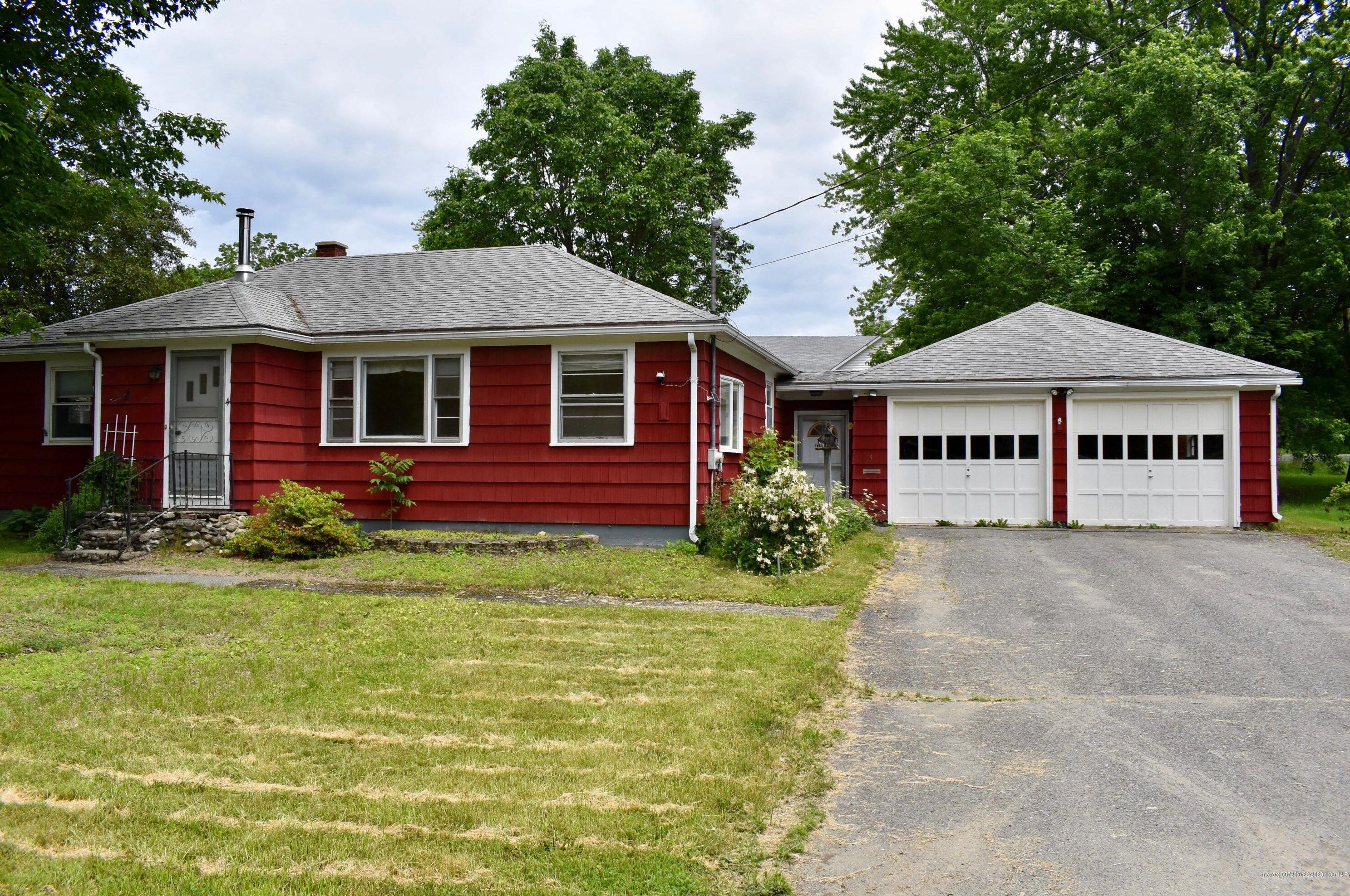 4 Sheridan St, Newport, ME 04953 exterior