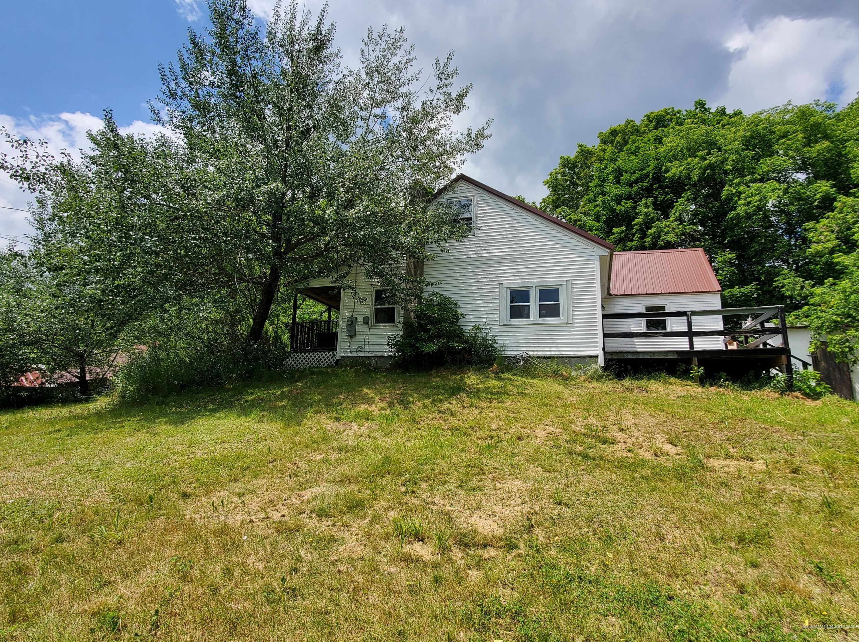 32 Front St, Sumner, ME 04292