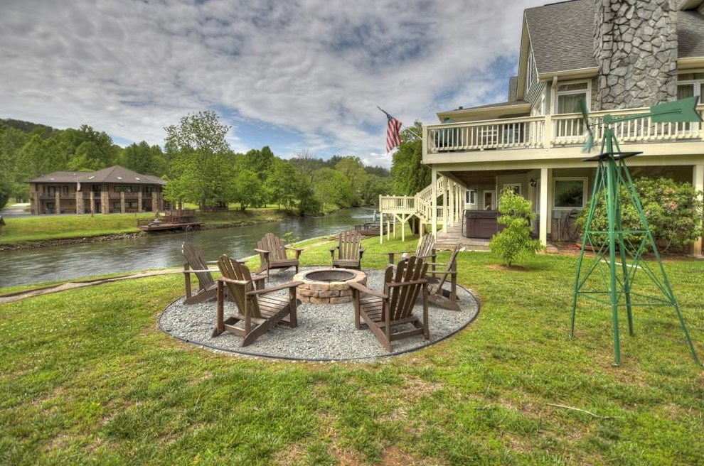 475 Toccoa River Ln, Mineral Bluff, GA 30559
