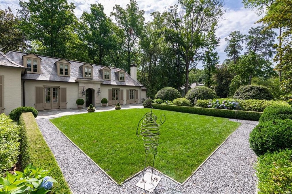 2841 Vernon Rd, Atlanta GA  30305-2934 exterior