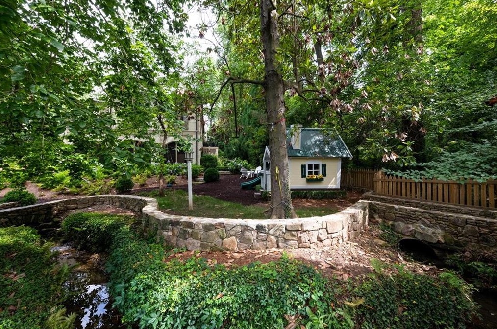 2841 Vernon Rd, Atlanta GA  30305-2934 exterior