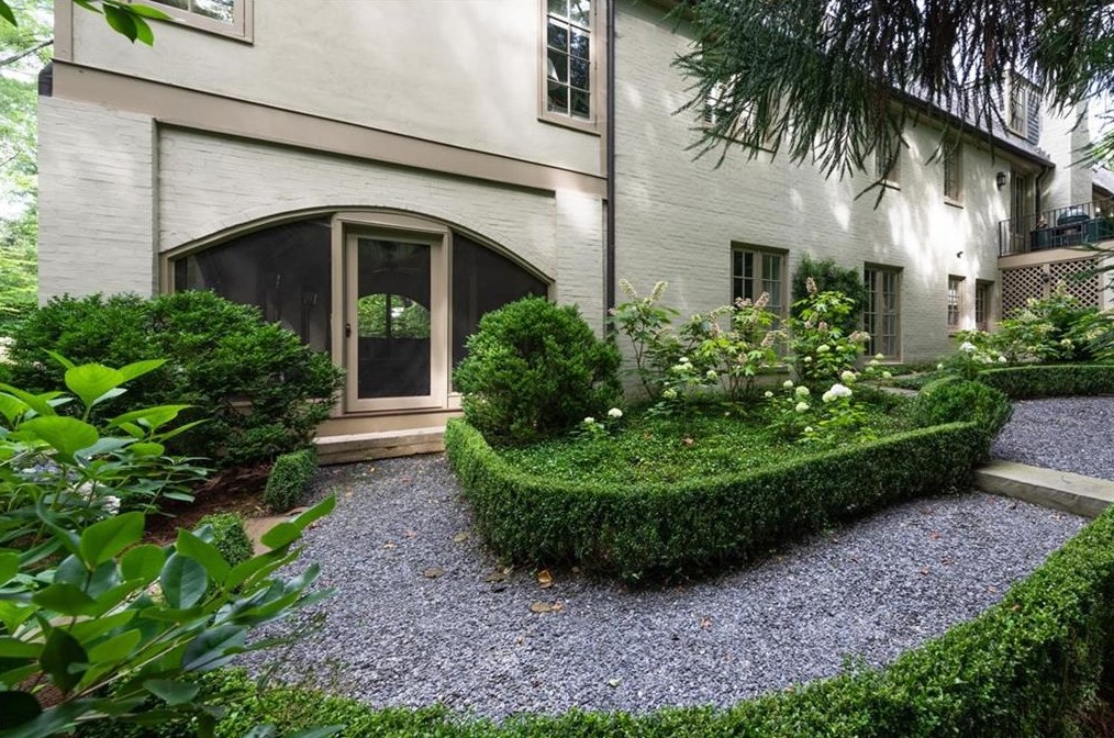 2841 Vernon Rd, Atlanta GA  30305-2934 exterior