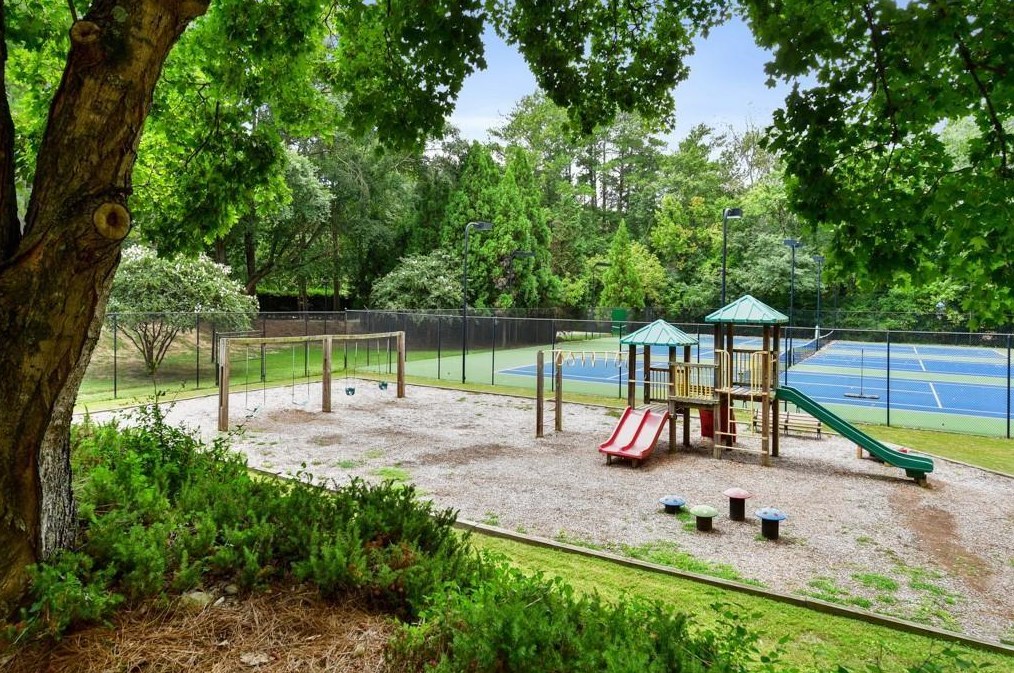 2 Queen Anne Pl, Atlanta GA exterior