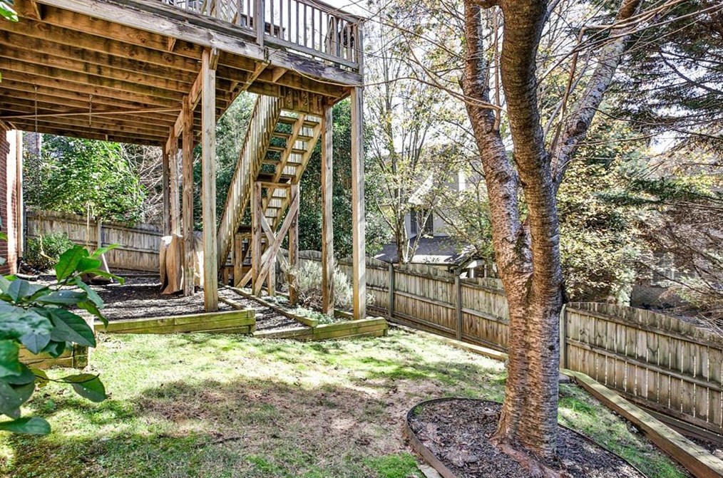 1015 Wescott Ln, Atlanta GA  30319-4328 exterior