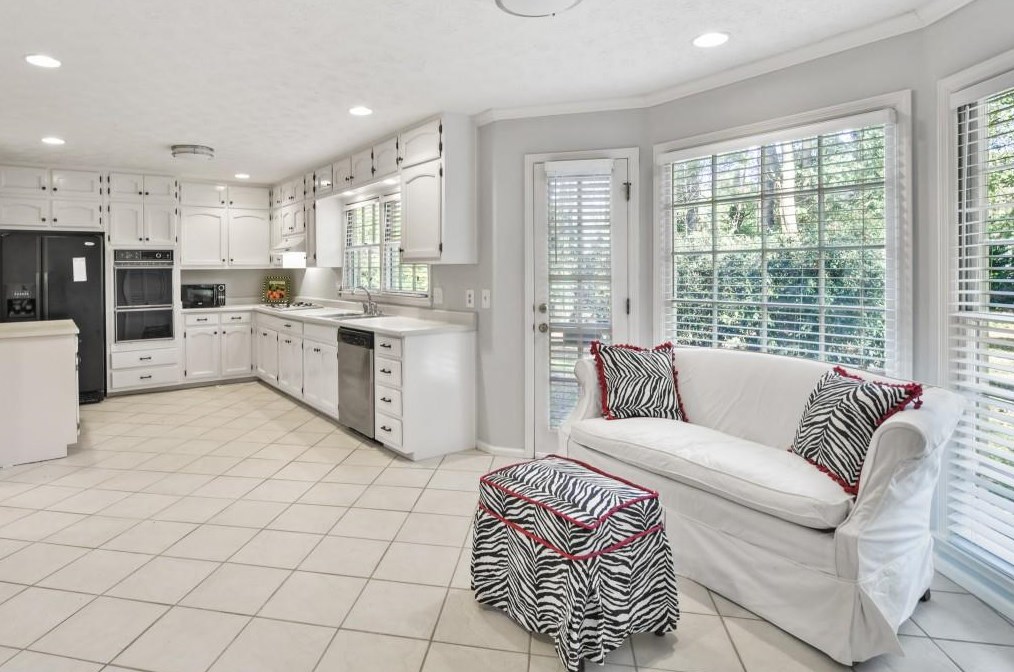 3803 Watkins Pl, Atlanta GA  30319-1828 exterior