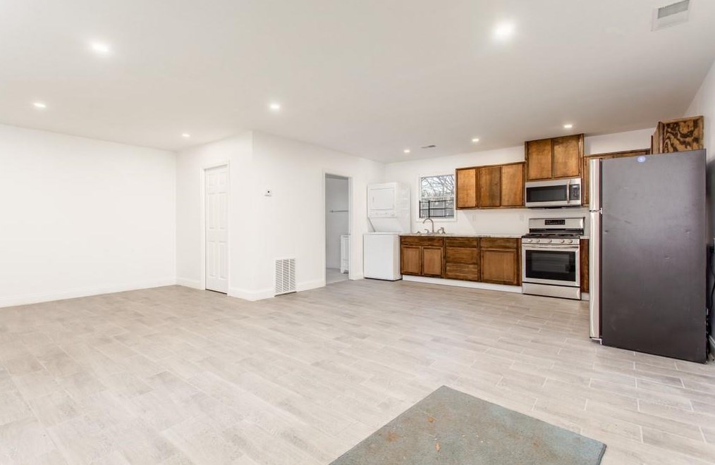 1635 Spruce Valley Dr, Decatur GA  30033-2503 exterior