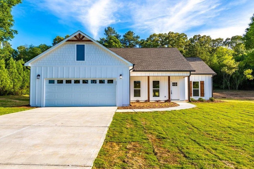408 Peachtree Ln, Calhoun, GA 30701-4395