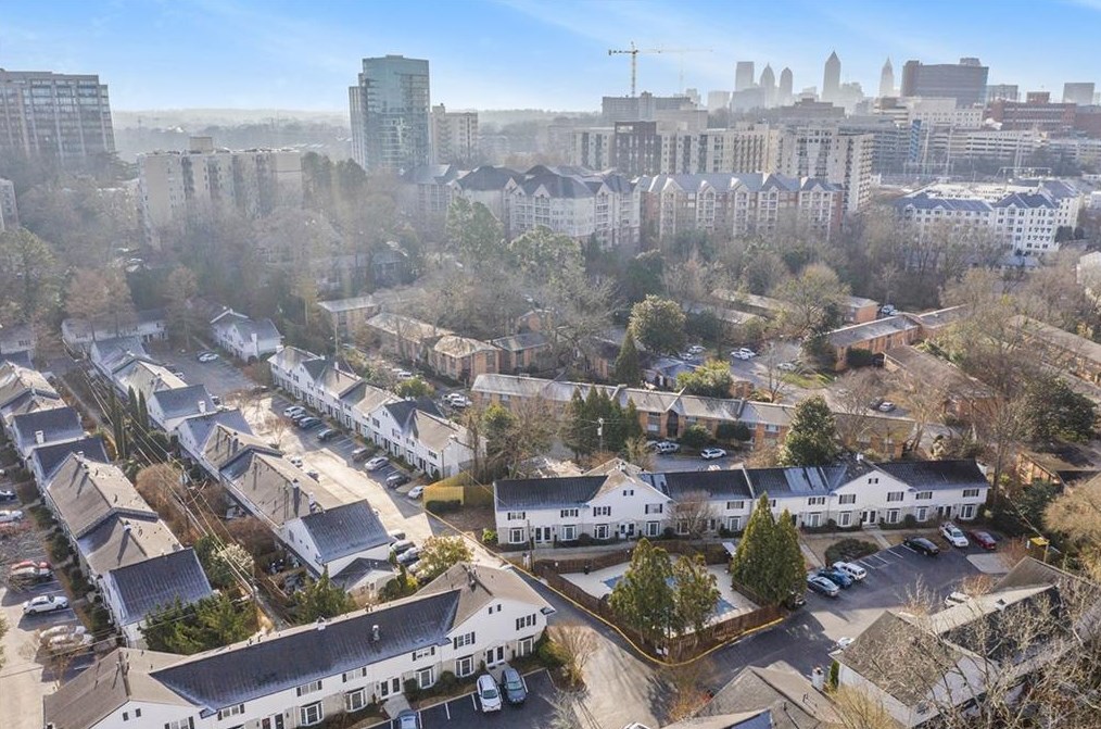 136 Peachtree Memorial Dr, Atlanta GA  30309-1008 exterior