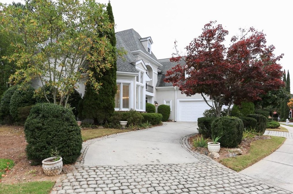 1870 River Falls Dr, Roswell, GA 30076-5118