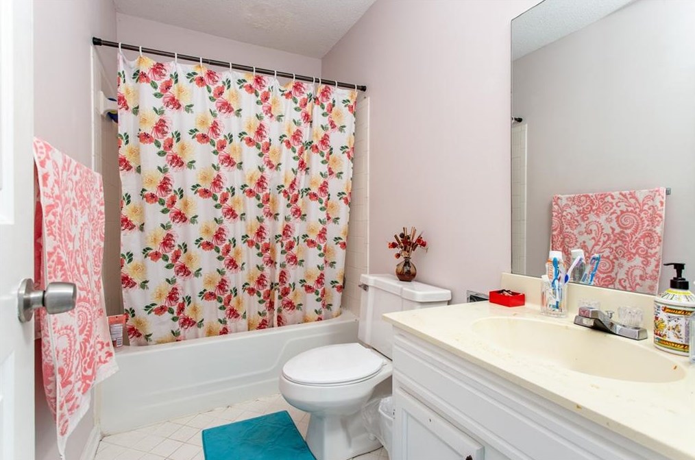 4561 Vlg Oaks Way, Atlanta GA 30338-5711 exterior