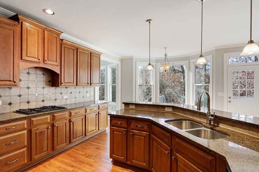 951 Willowood Ln, Atlanta, GA 30331-9007