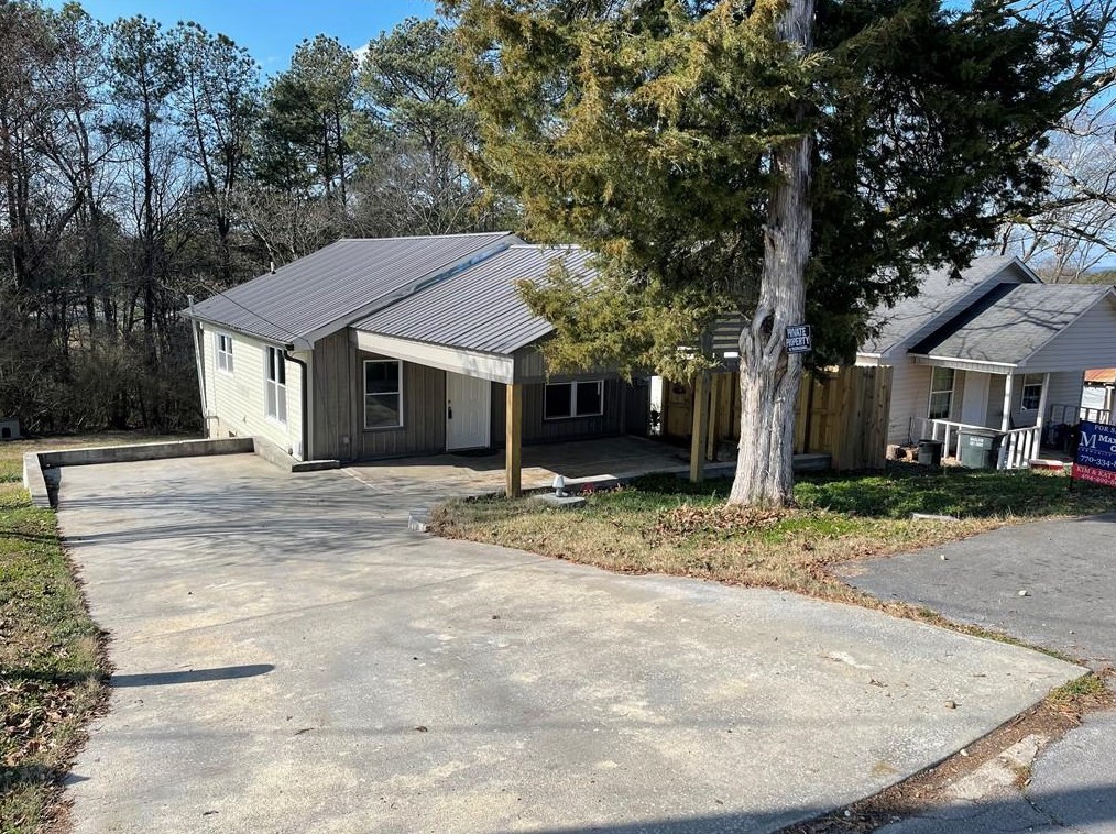 159 Riverview Dr, Calhoun, GA 30701-1827