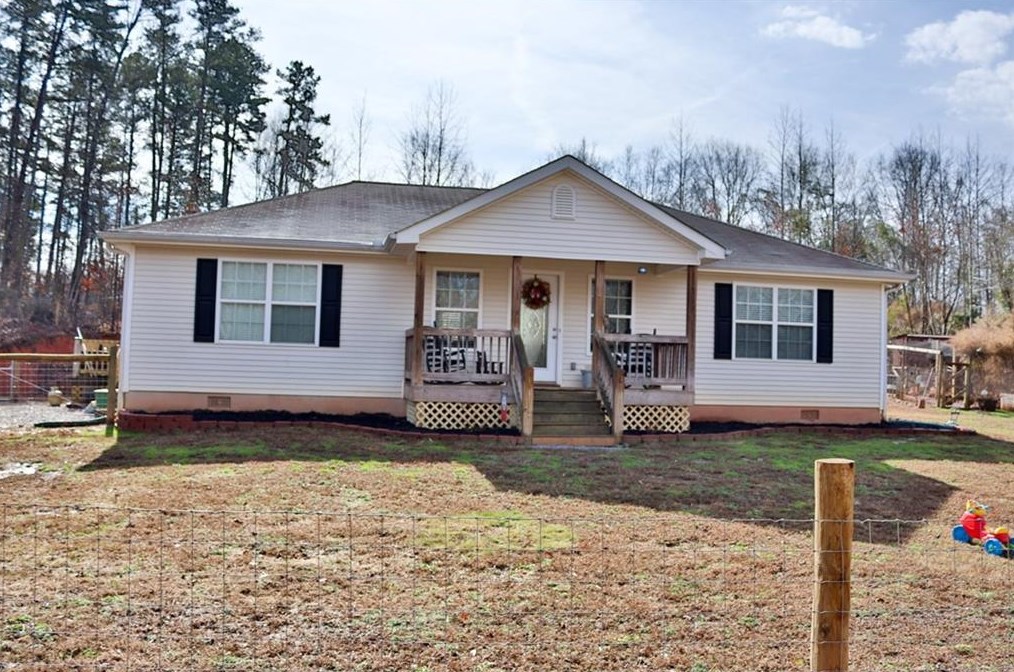 521 Mountain Creek Dr, Maysville, GA 30558-5436
